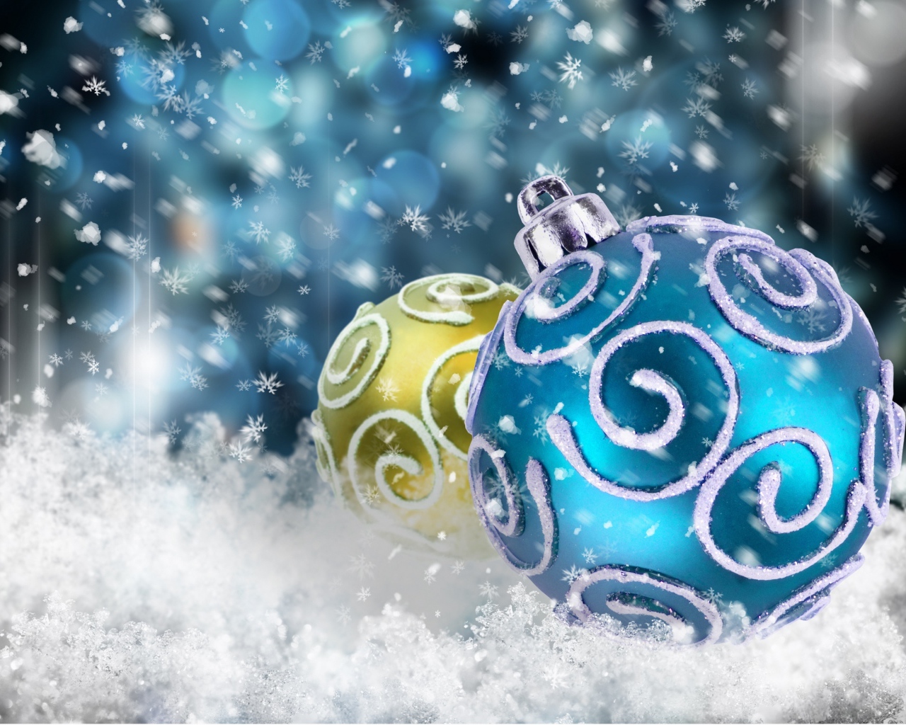Елочные шары в снегу