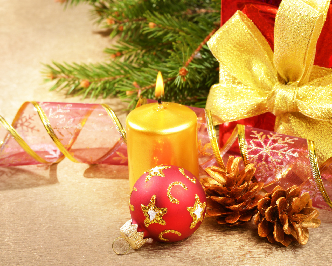 Новогодняя свеча у елки