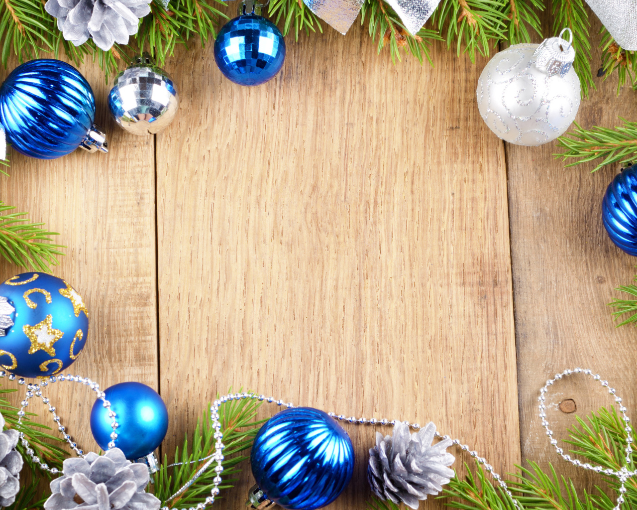 Новогодние шишки и бусы