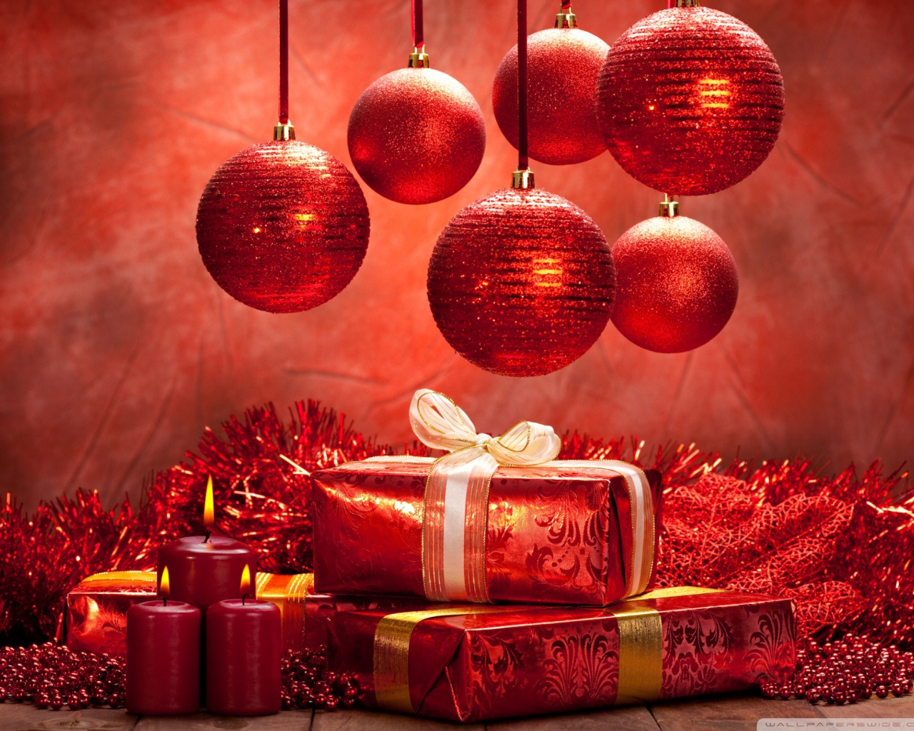Подарки и красные шары