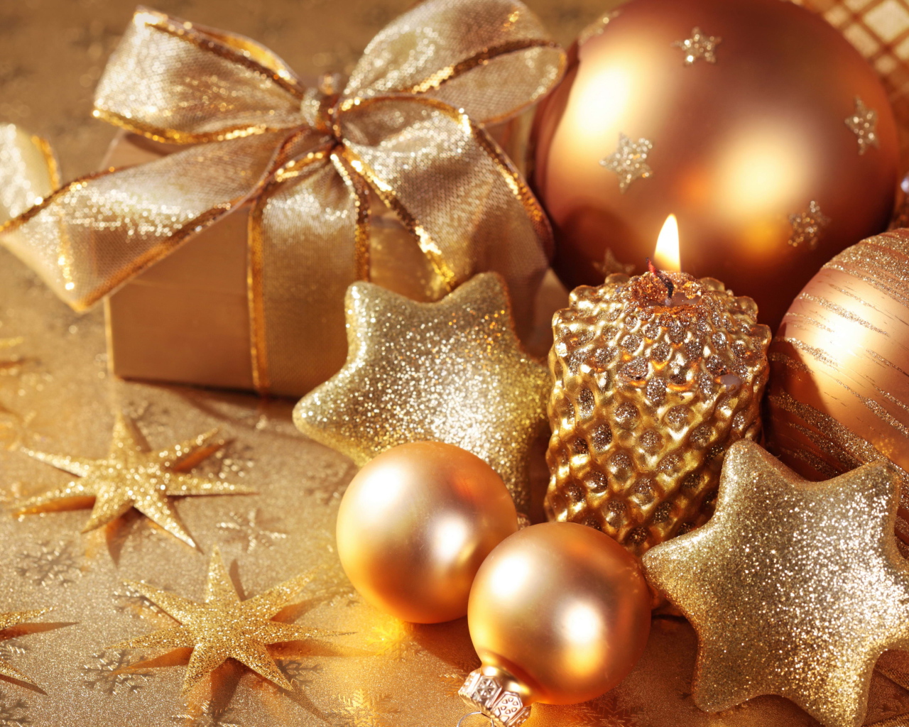 Золотые елочные шары