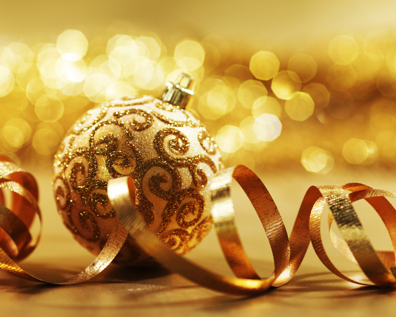 Золотой новогодний шарик