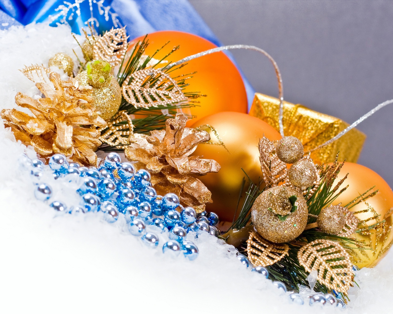 Золотые шары и шишки