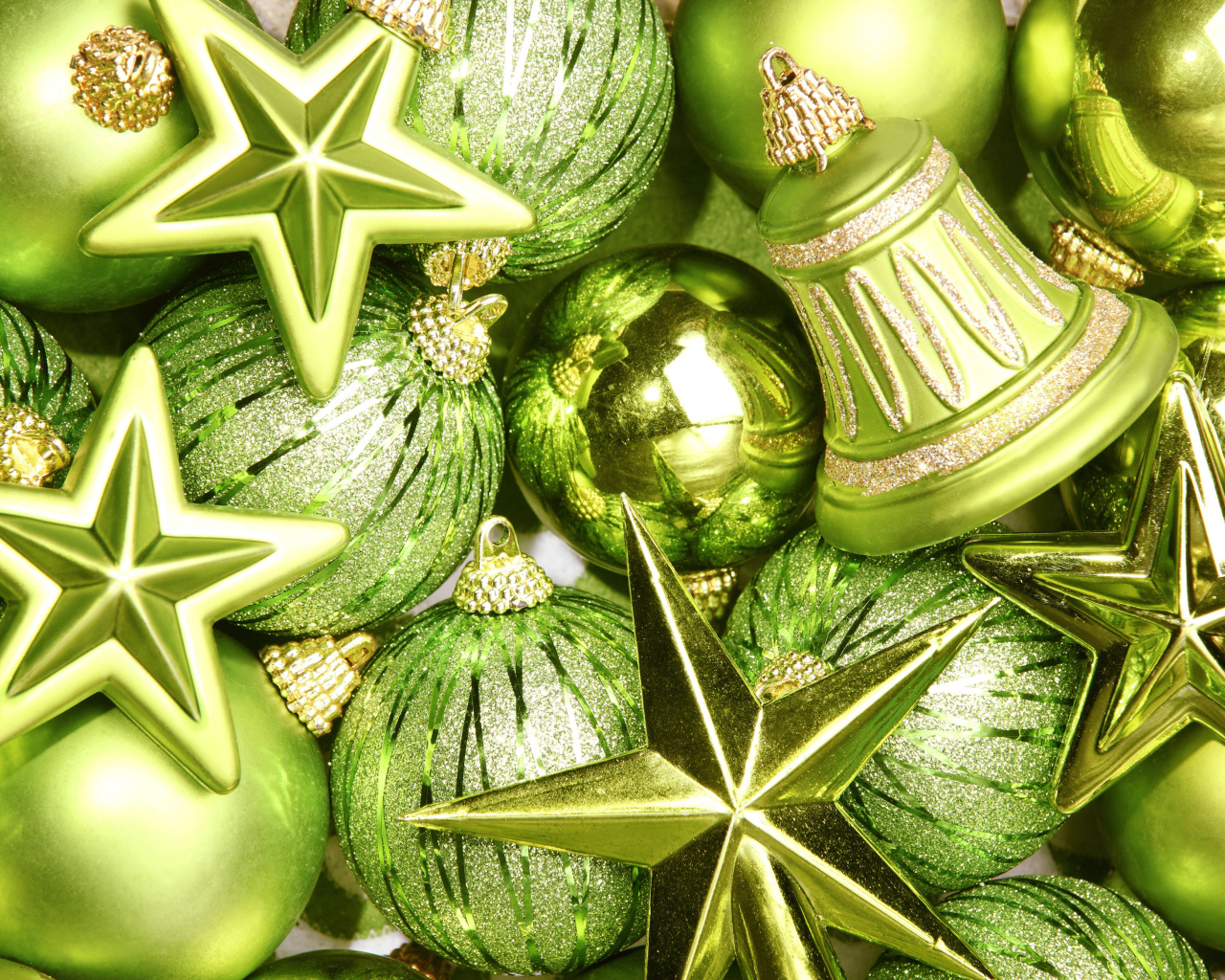 Зеленые шары и звезды