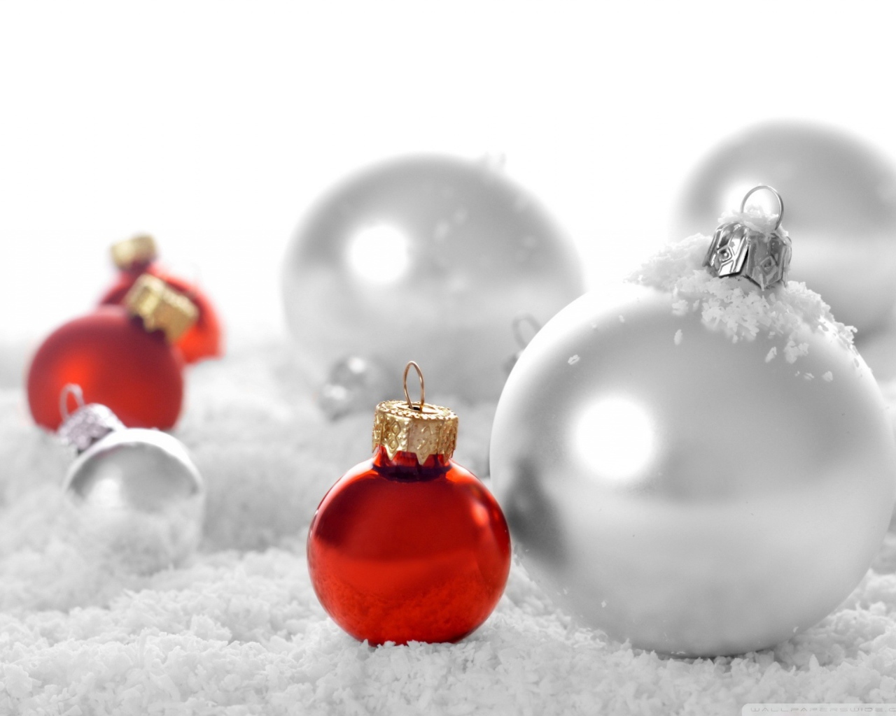 Новогодние игрушки в снегу