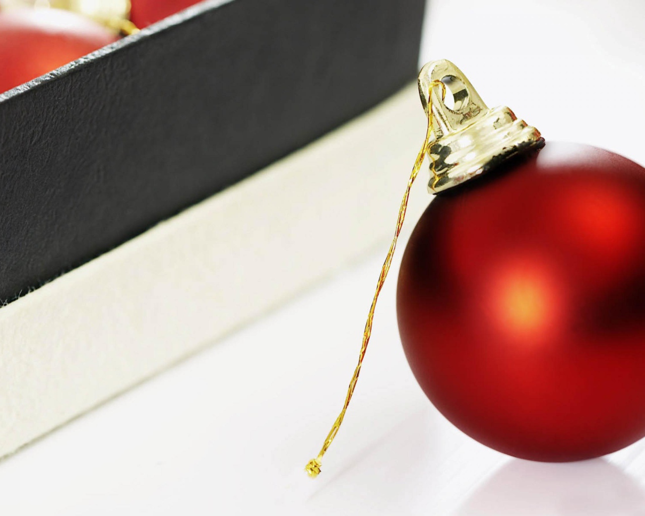 Красный шар для елки