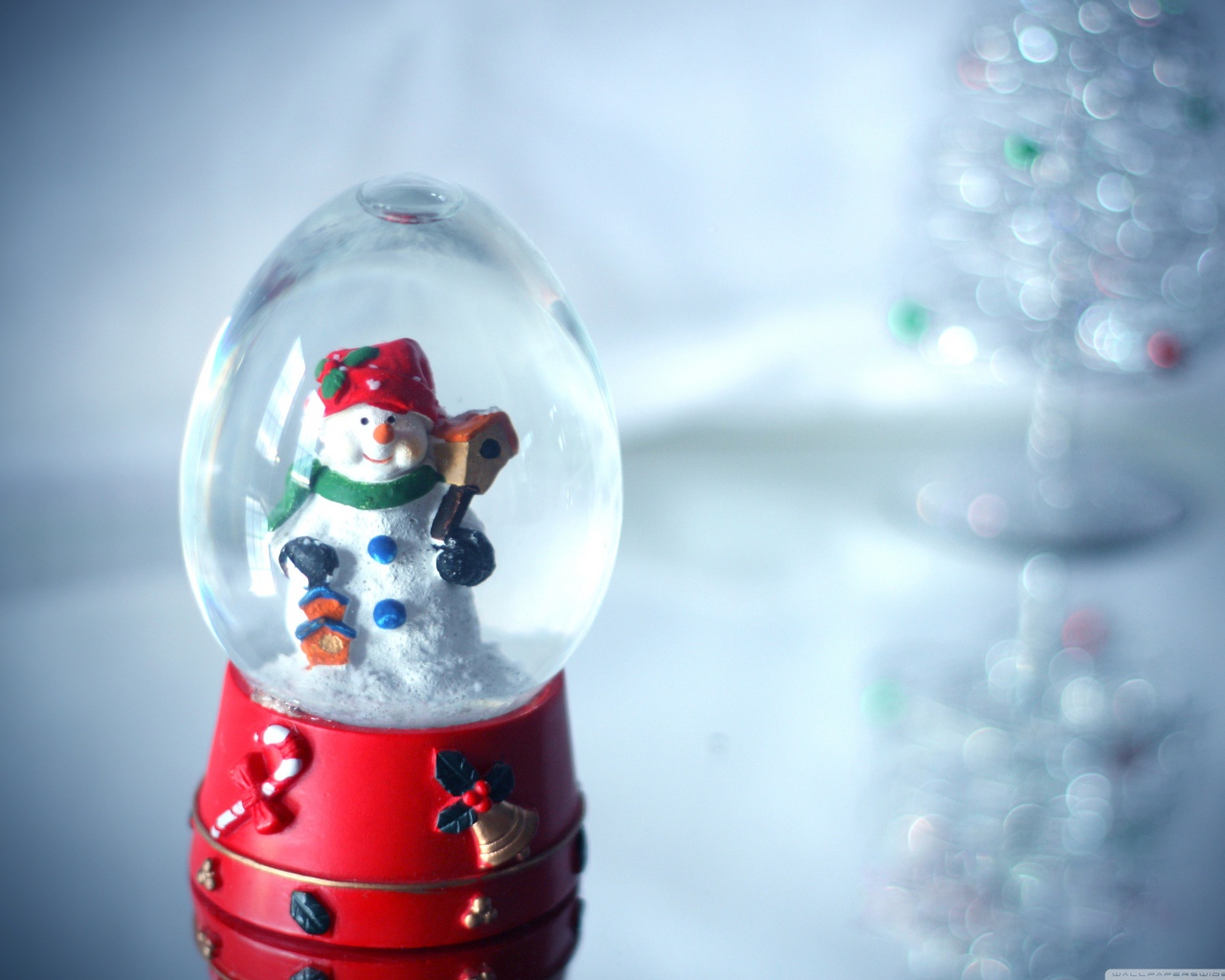 Снеговик в стеклянном шаре
