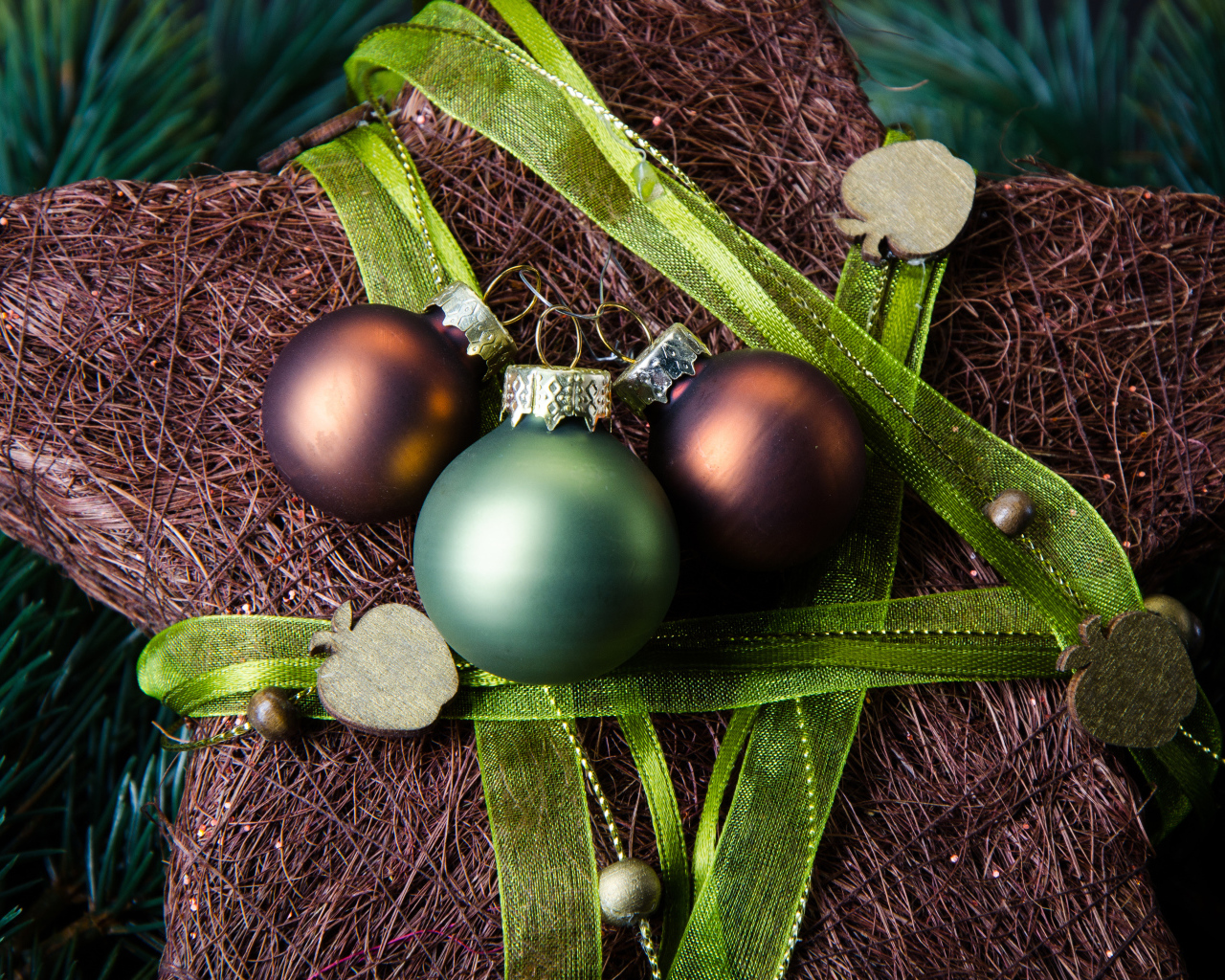 Звезда и шары для елки