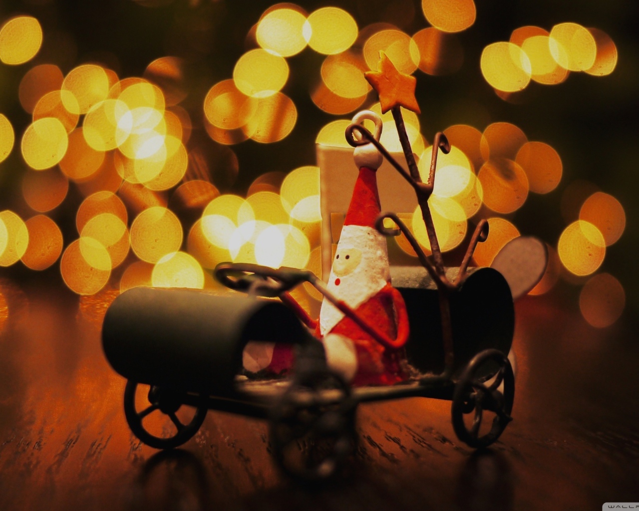 Игрушечный Дед Мороз