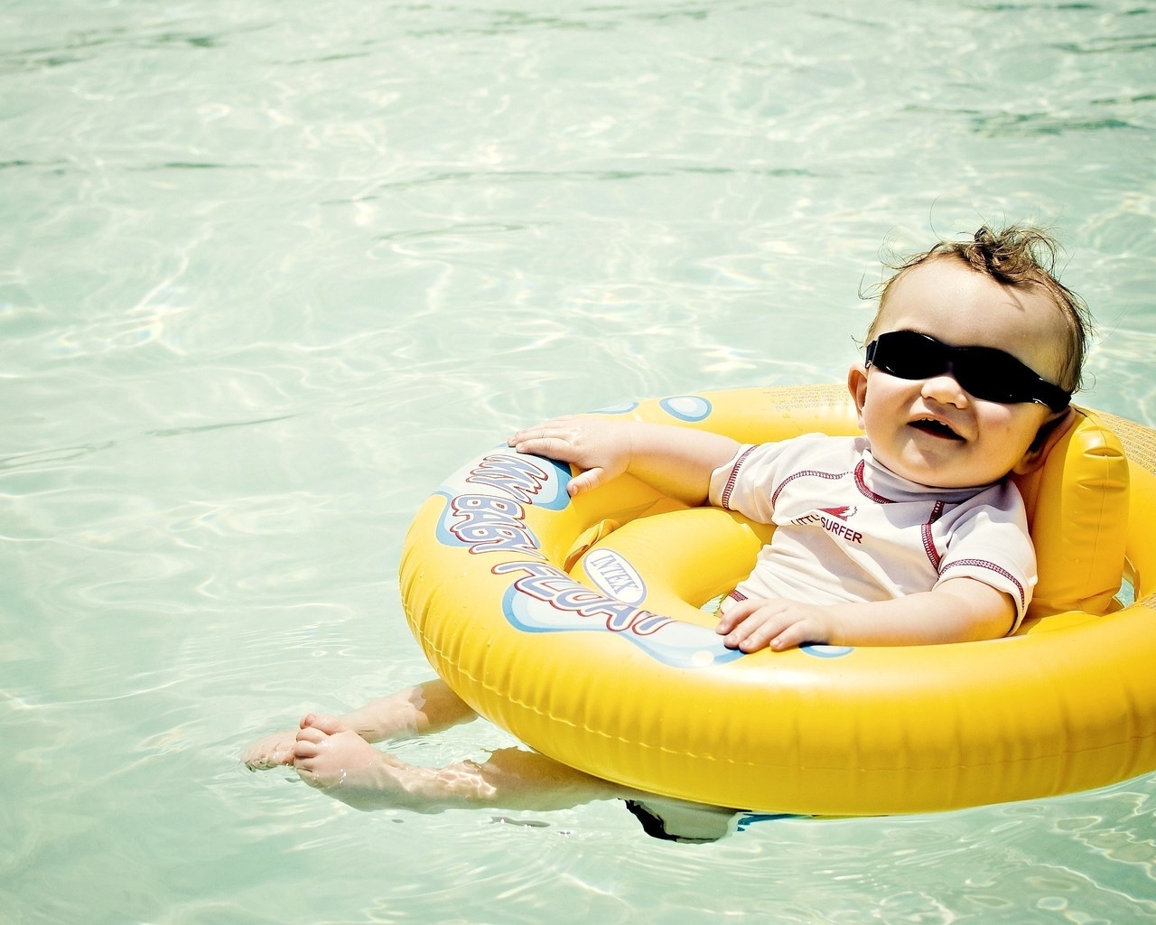 Малыш и надувной круг