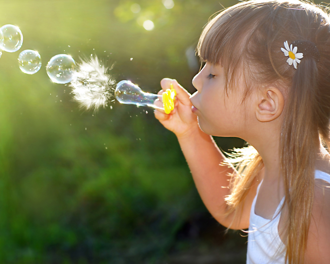 Девочка и мыльные пузыри