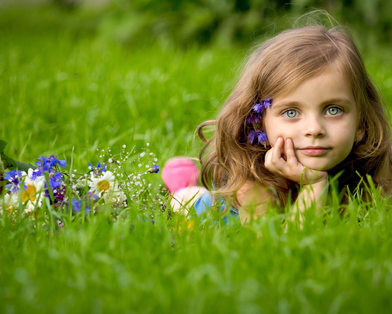 Девочка в траве