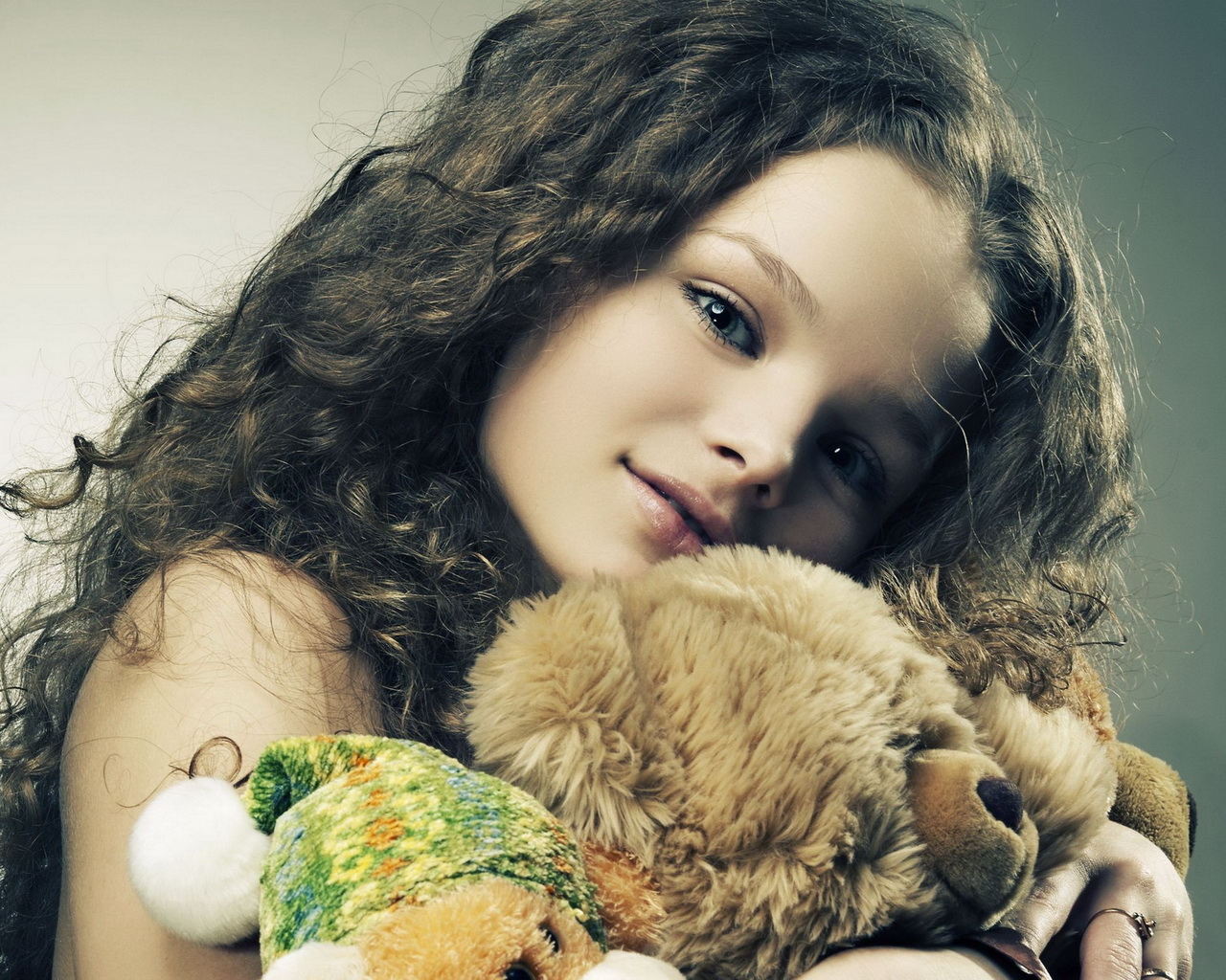 Девочка с игрушками