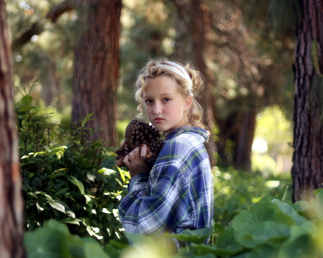 Девочка среди деревьев