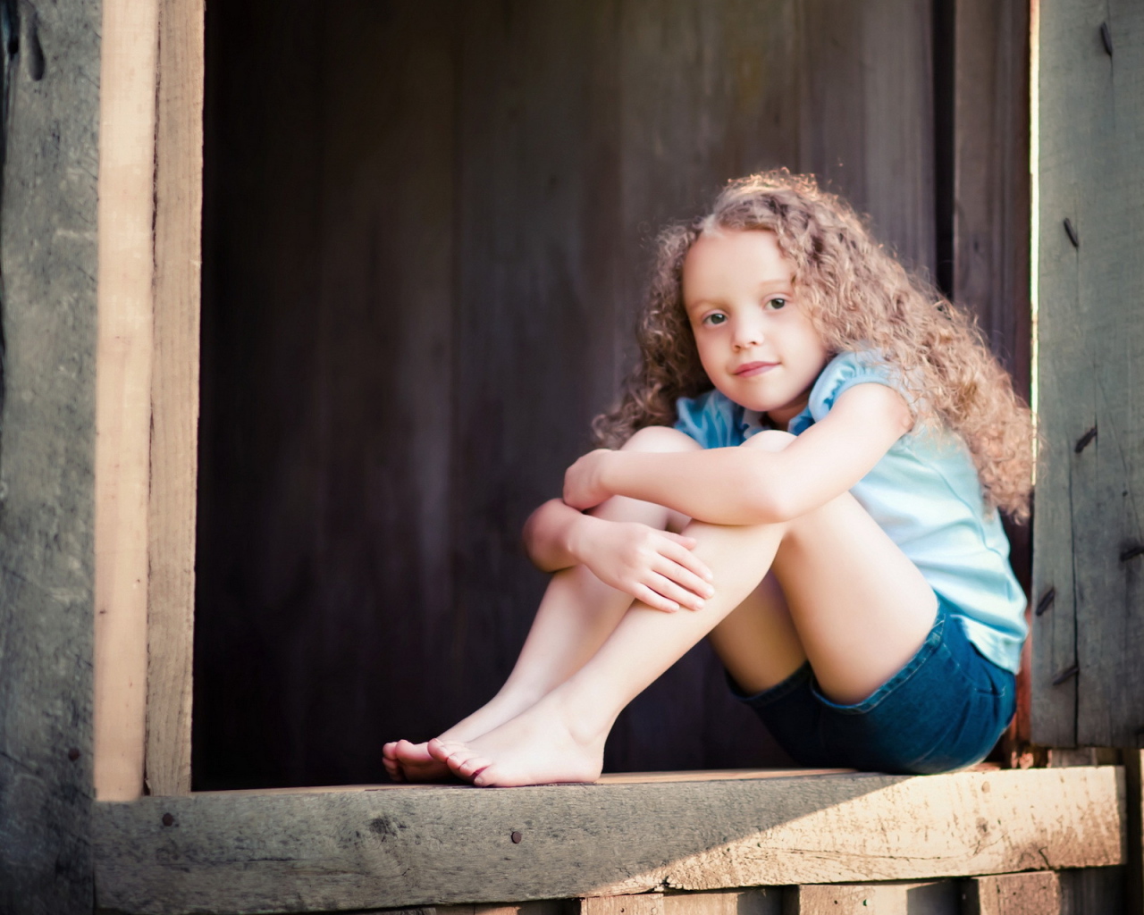 Девочка на окне