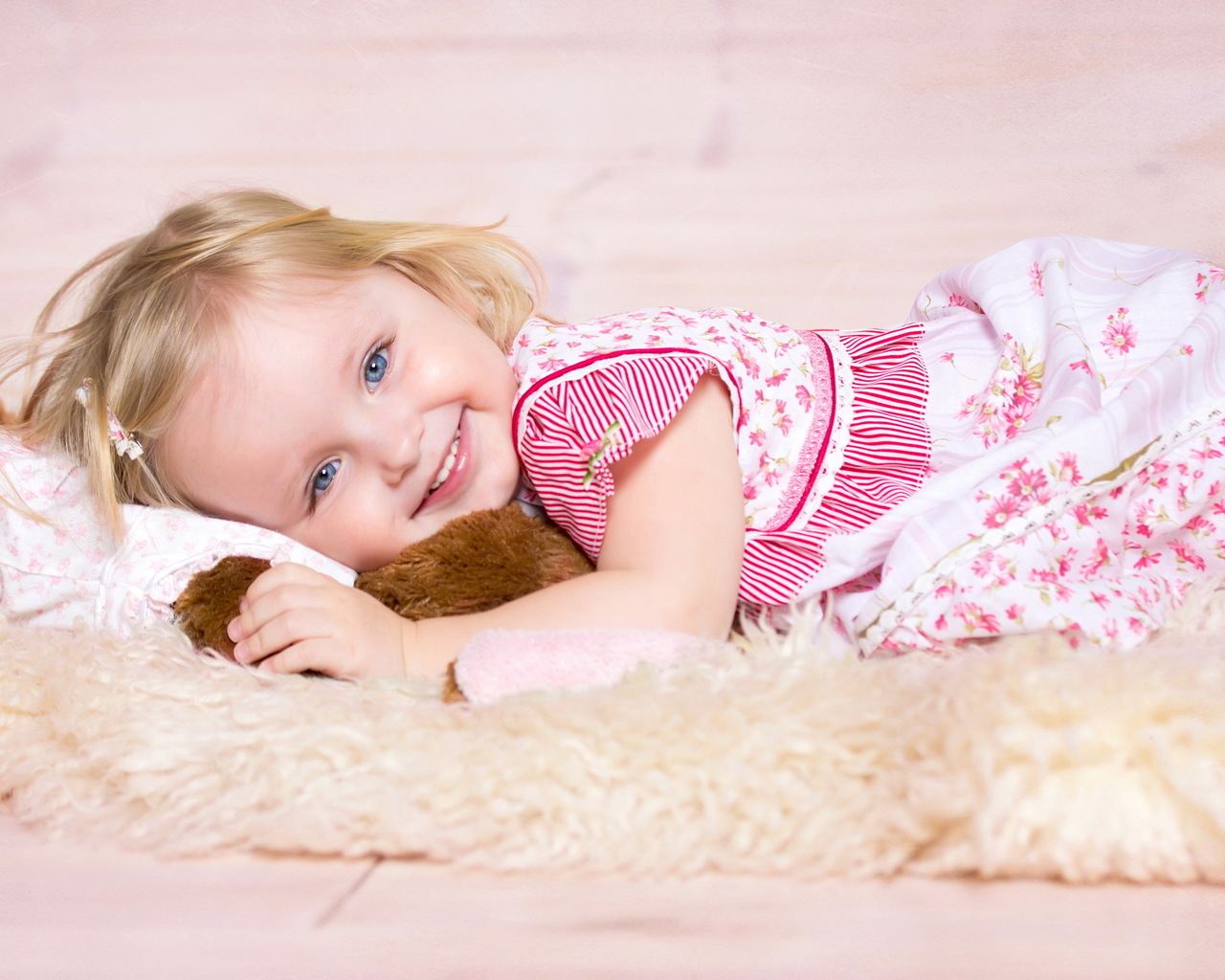 Девочка на полу