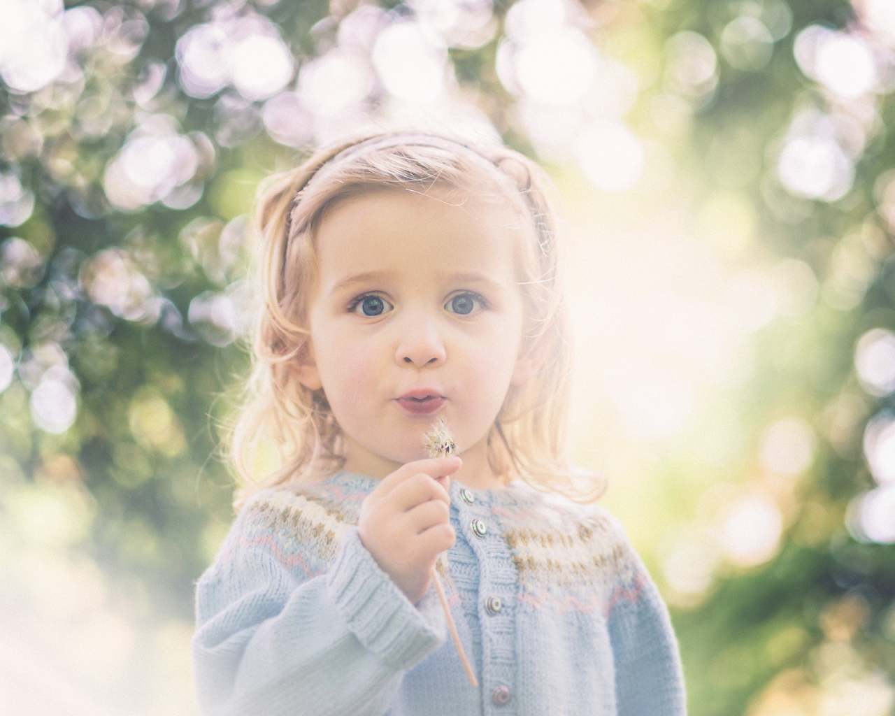 Девочка с одуванчиком