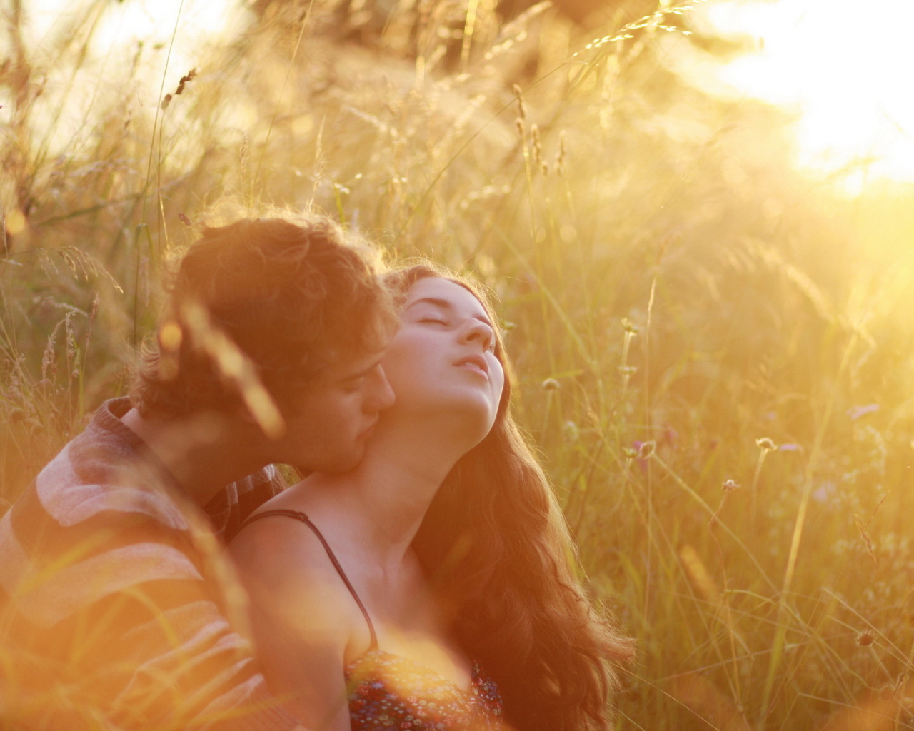 Влюбленная парочка в траве