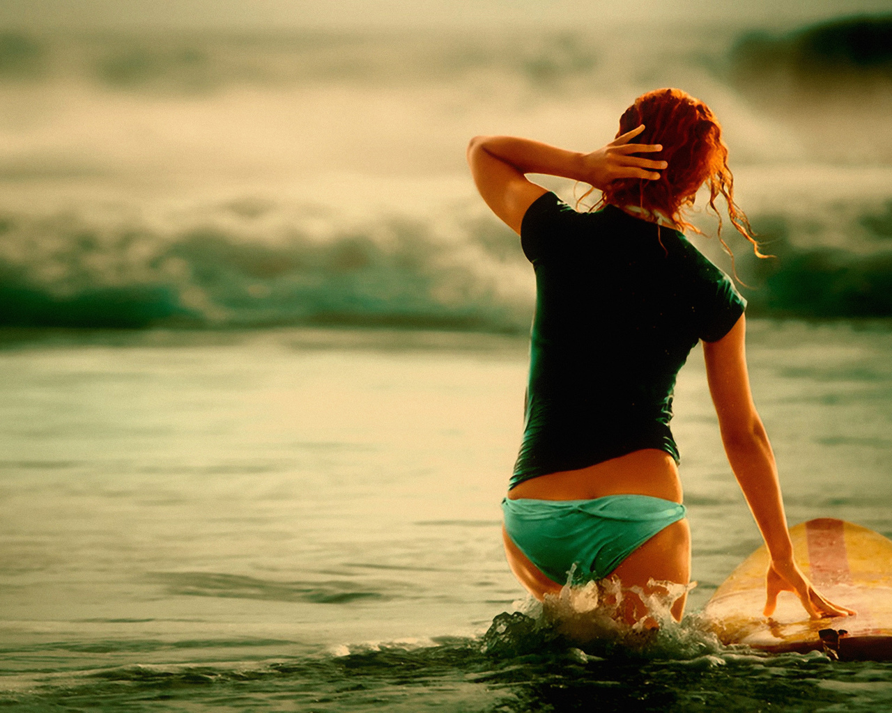 Девушка с доской