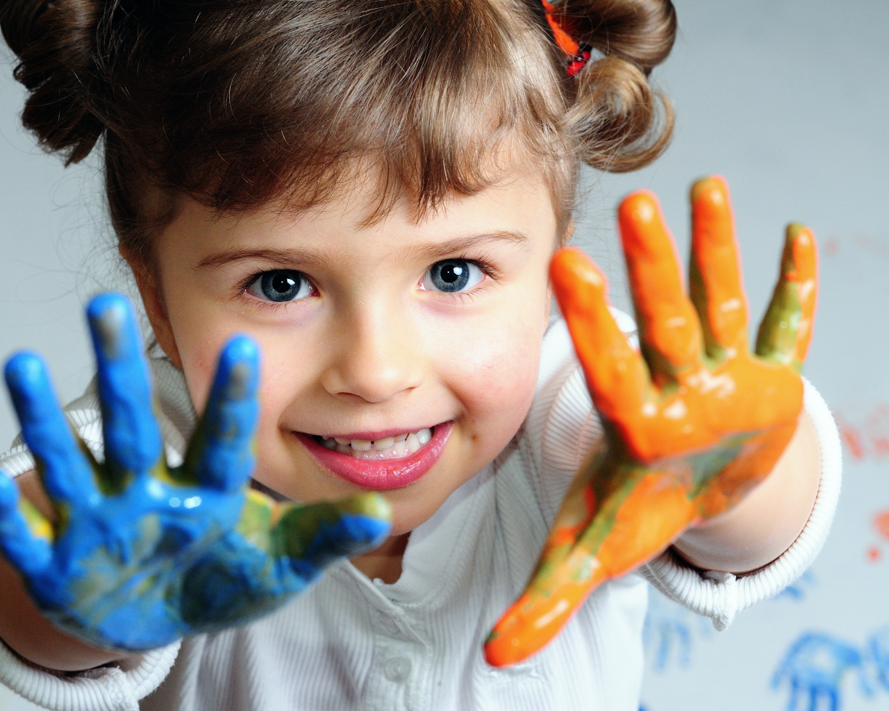 Ребенок с красками