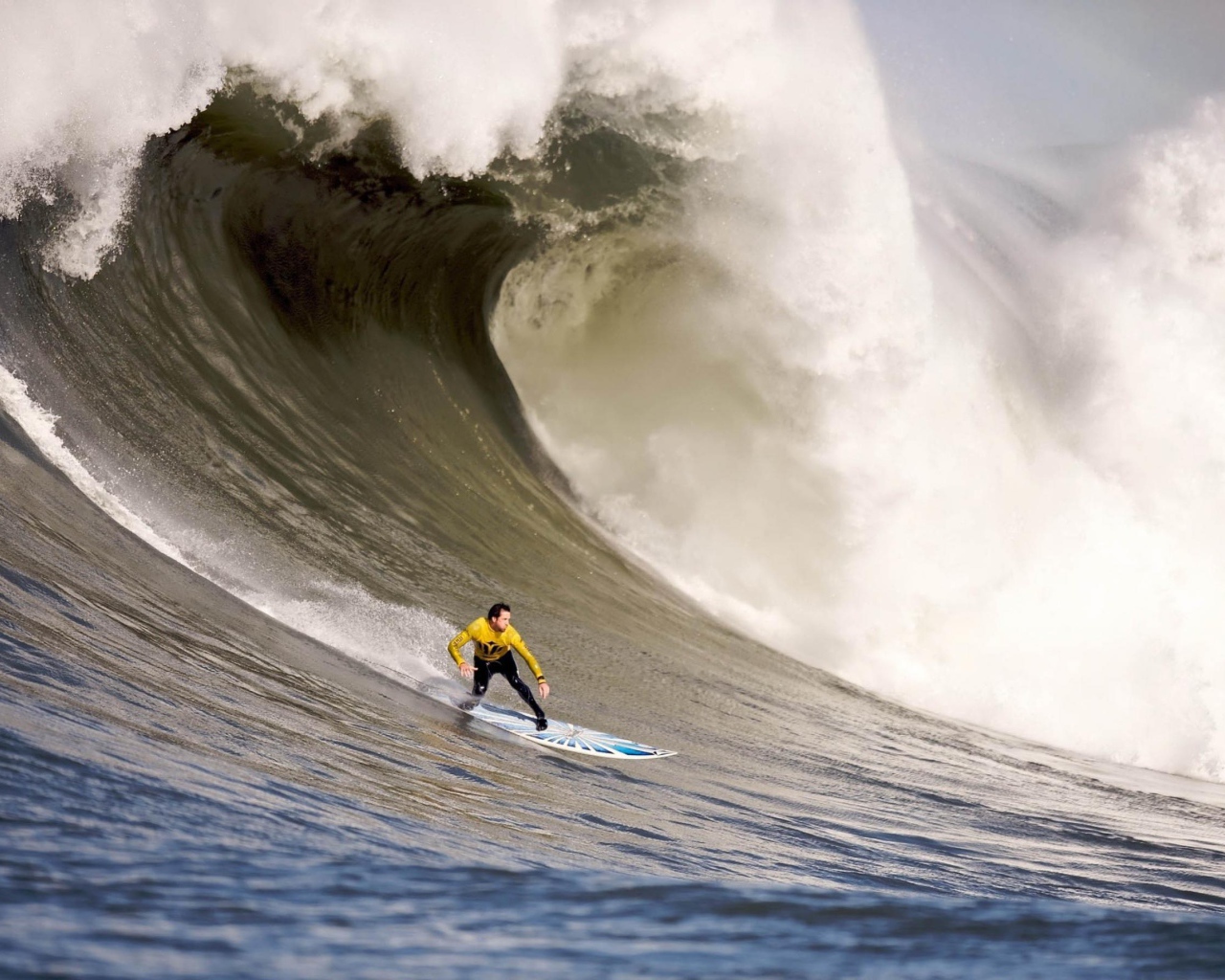 Серфер спускается с волны