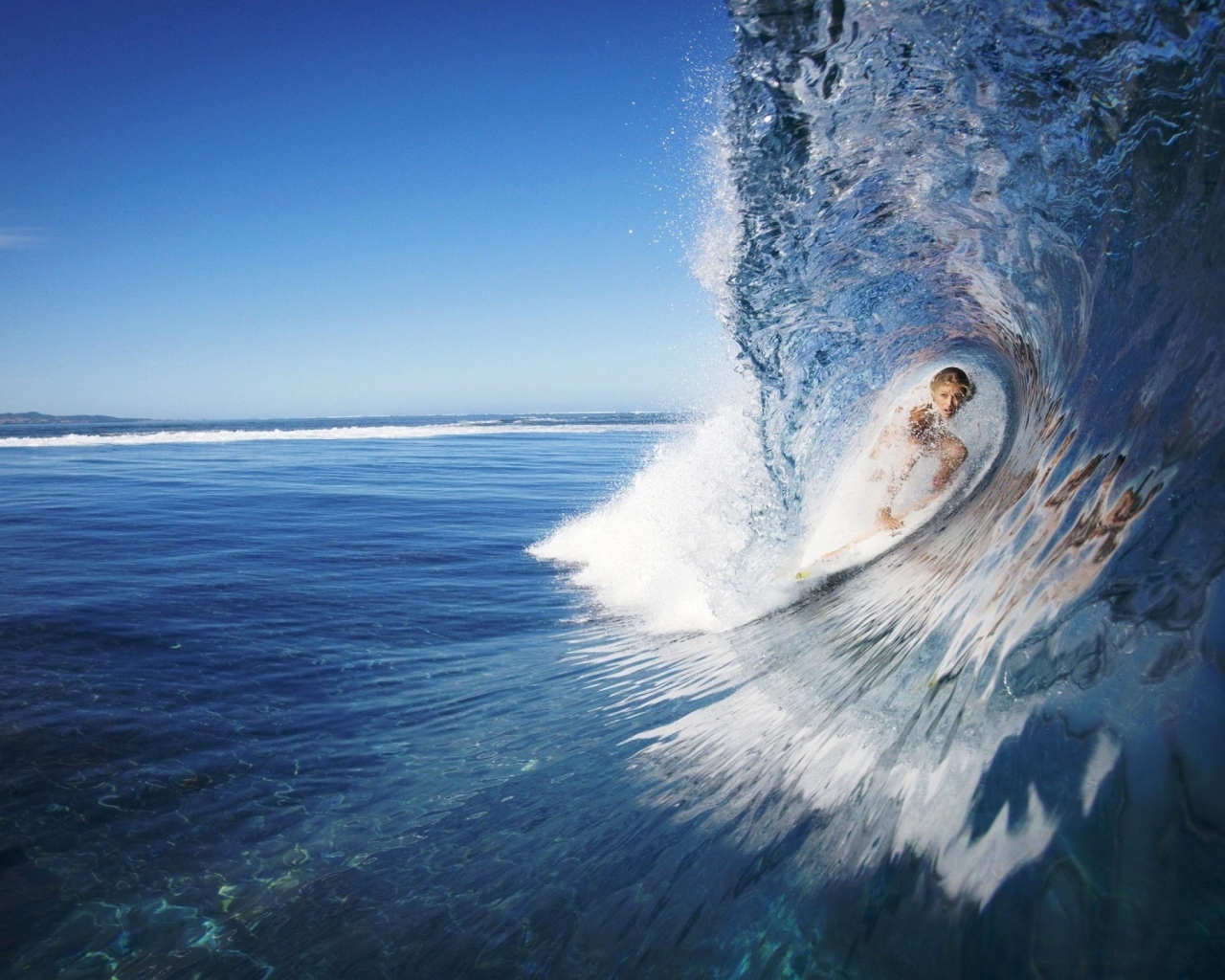 Серфер внутри волны