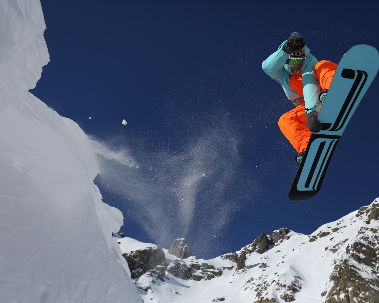 Сноубордист в горах