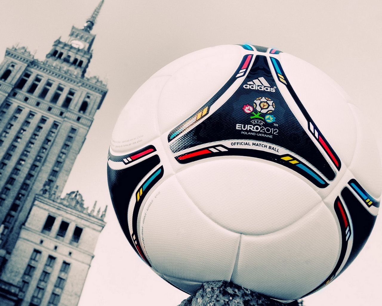 Мяч Чемпионата Европы по футболу 2012