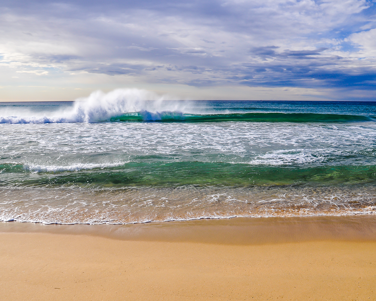 На берегу океана - волны