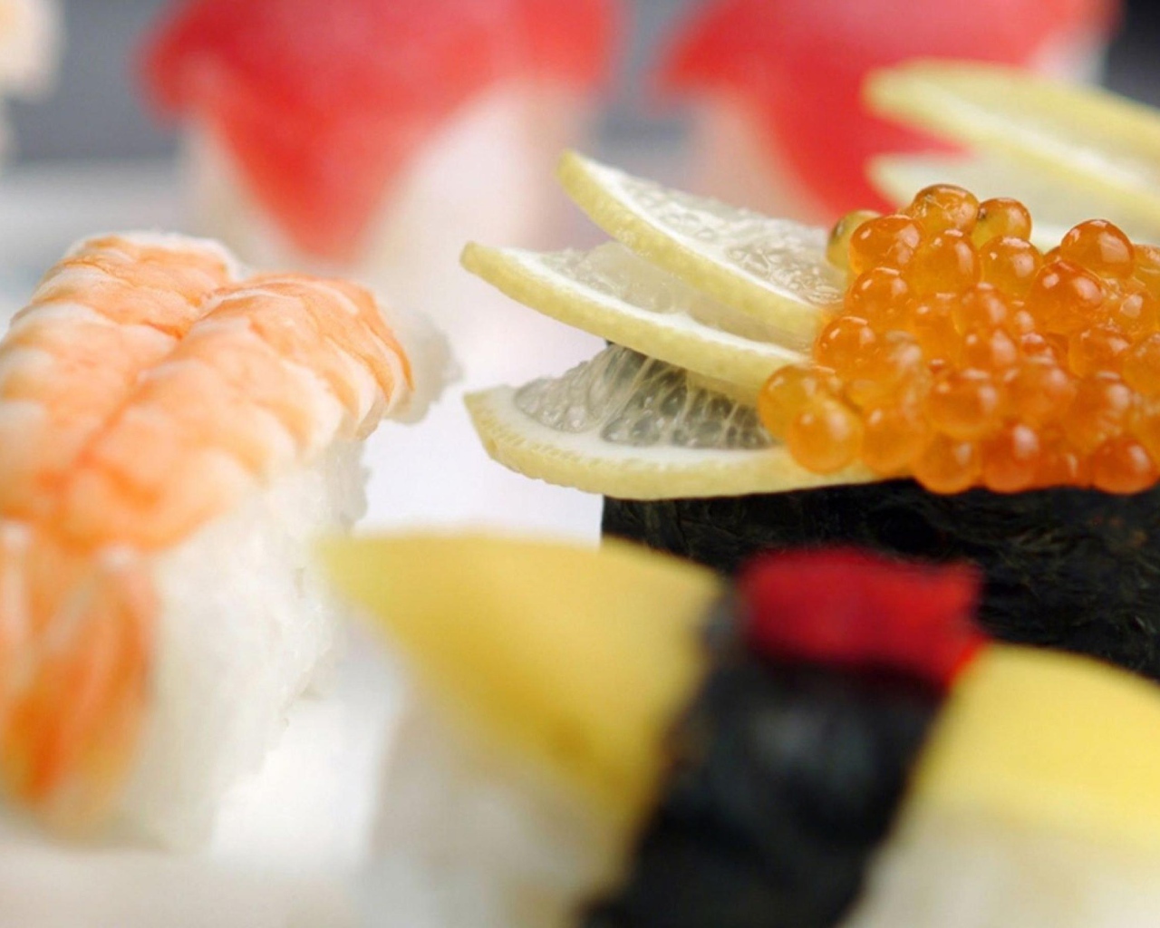 Суши с красной икрой