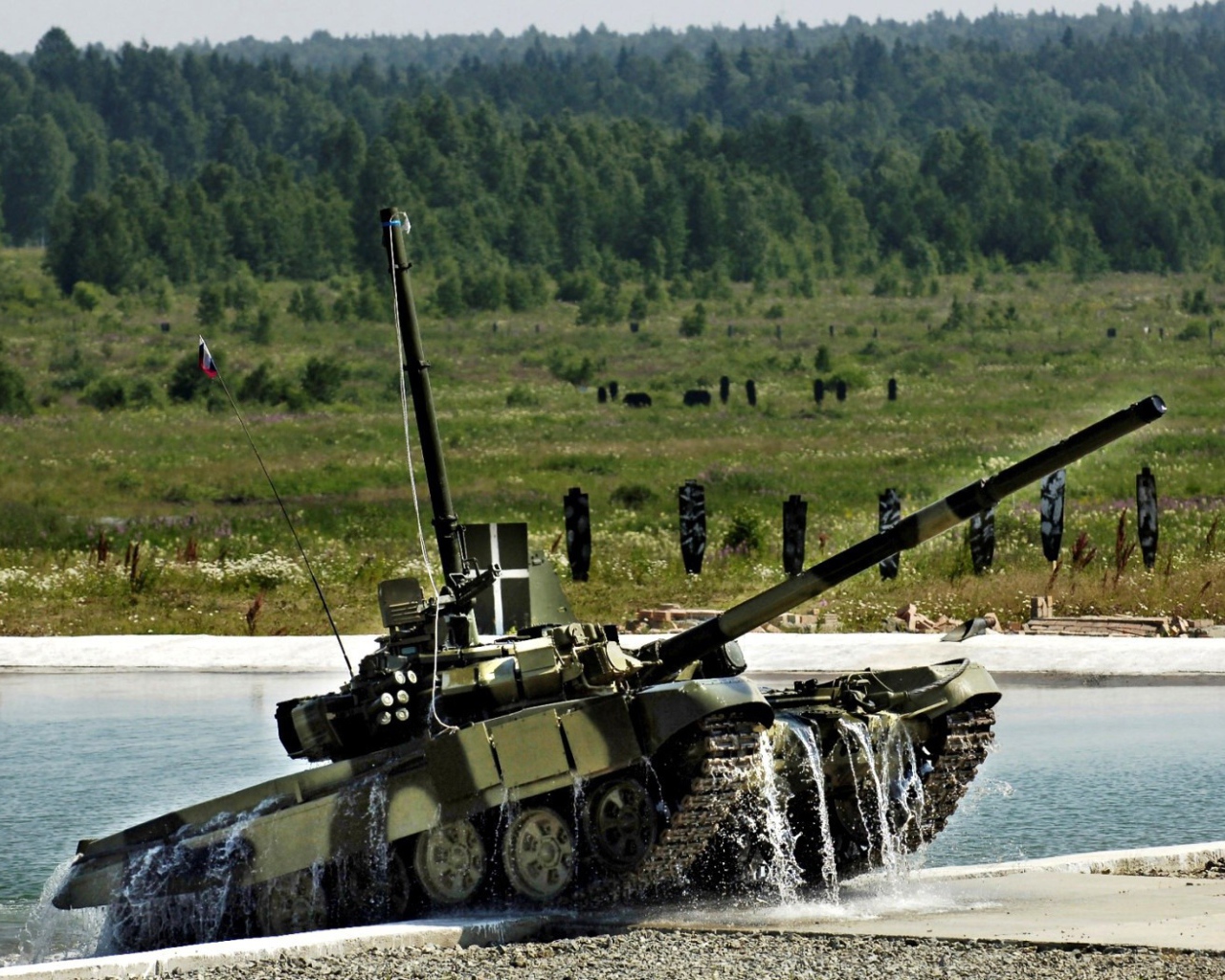 Танк выезжает из воды