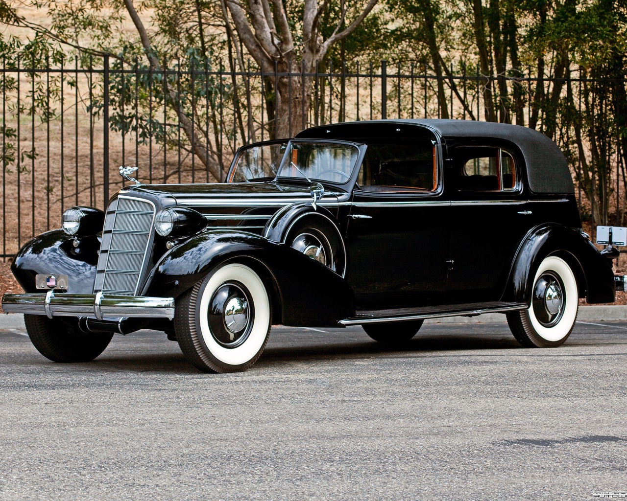 Черный Старинный автомобиль