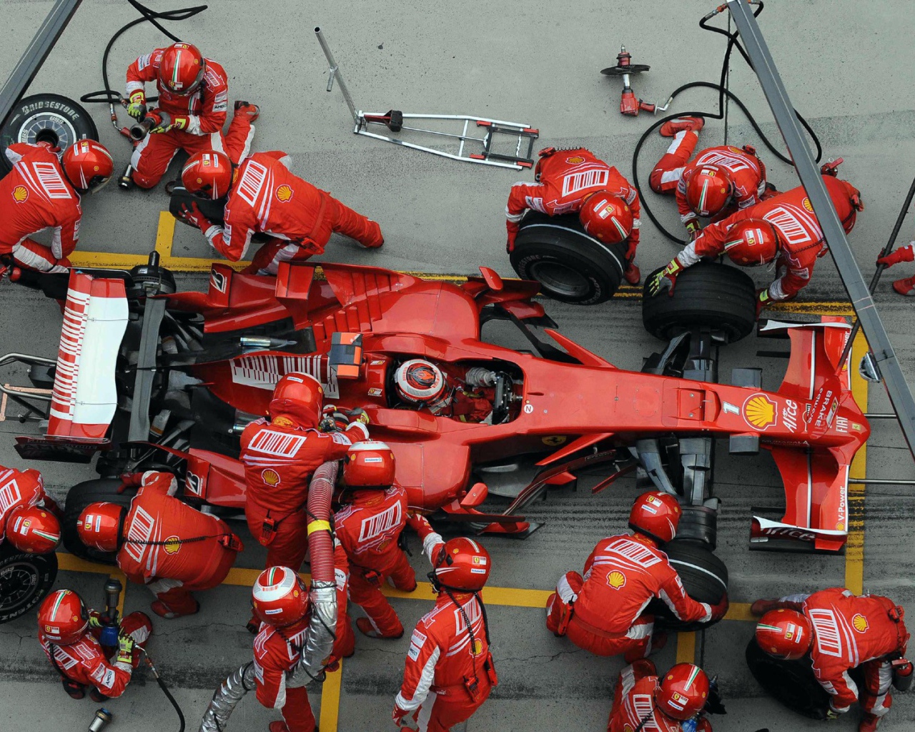 Формула один смена колес и заправка