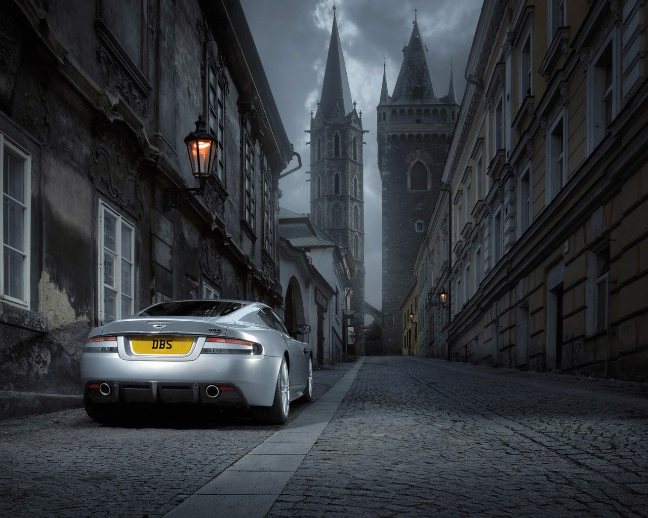 Современный автомобиль на старой улице