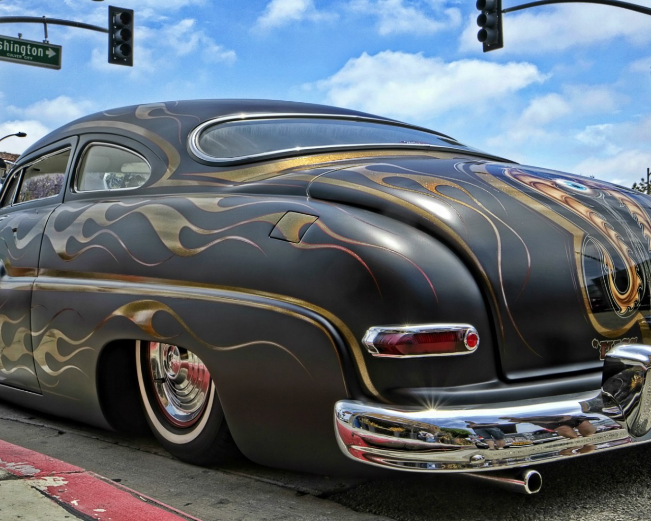 Разрисованный автомобиль на стоянке