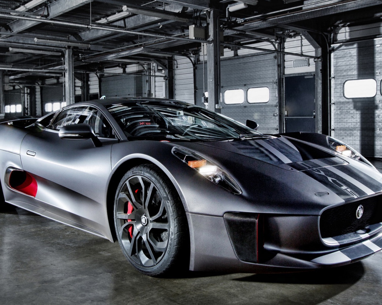 Спортивный автомобиль на стоянке