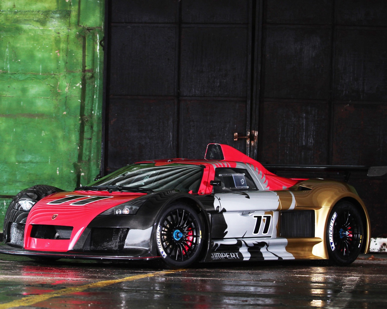 Автомобиль у гаража