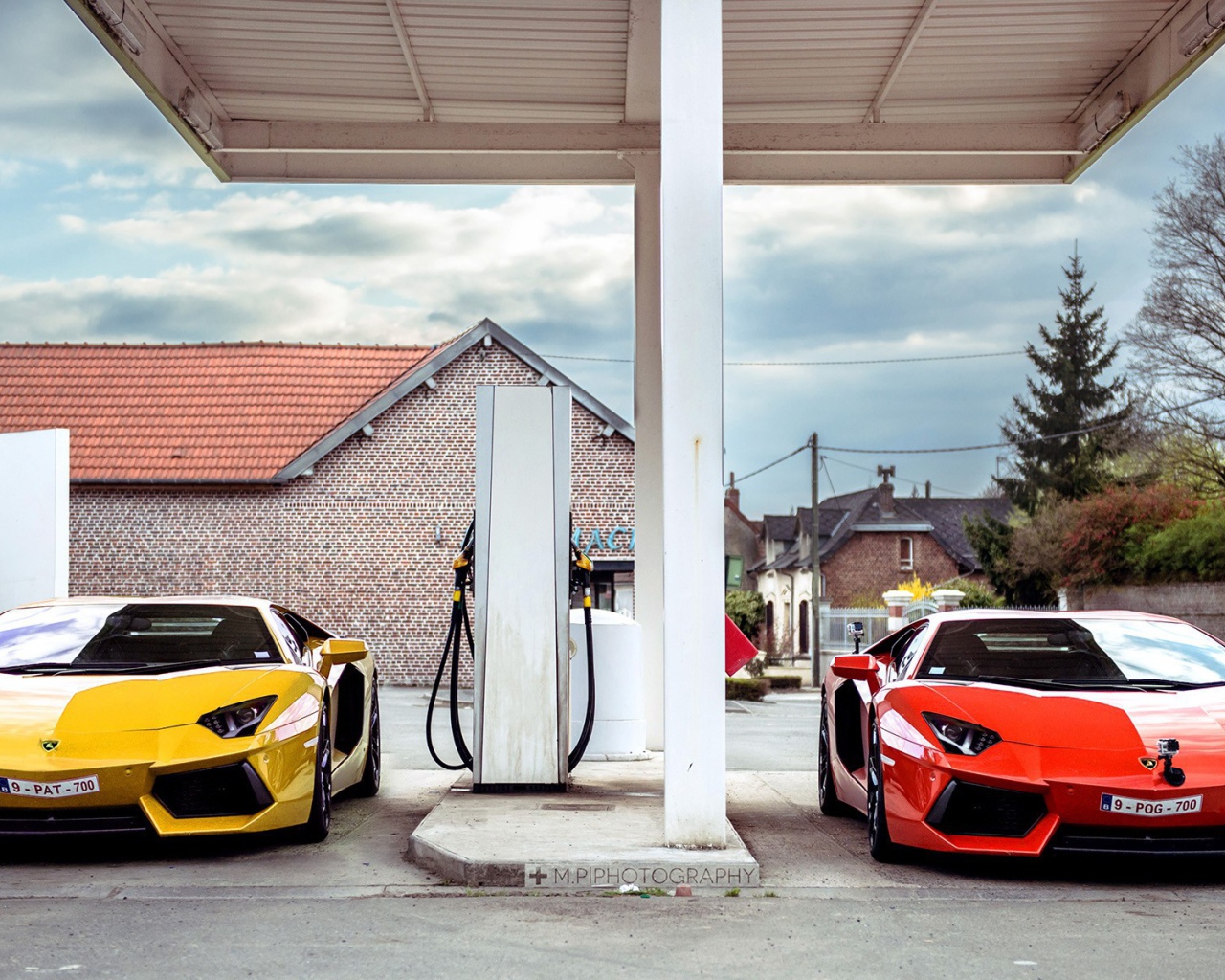 Два спорткара