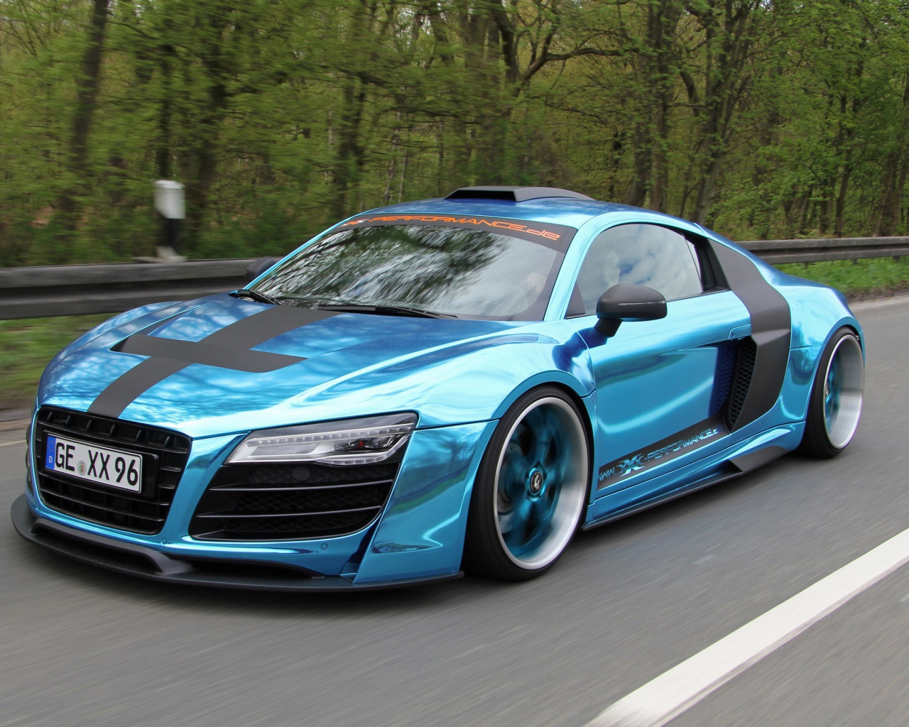 Голубая Audi R8