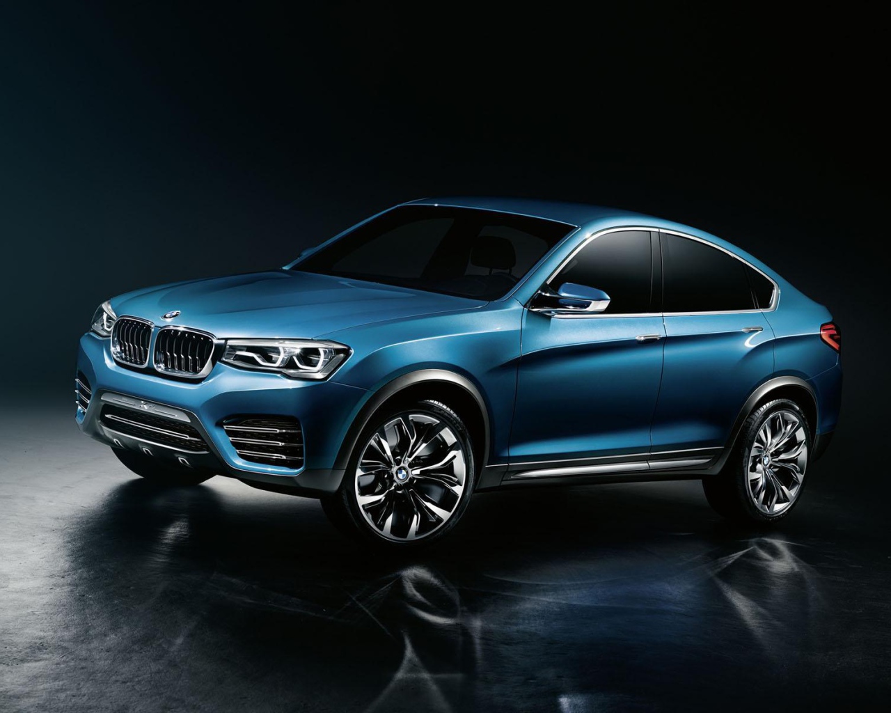Восхитительный синий BMW X4 кроссовер