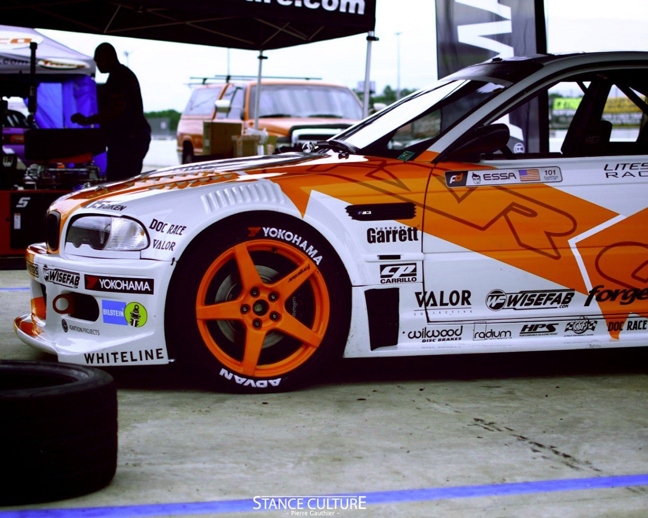 Автомобиль BMW готовится к гонкам