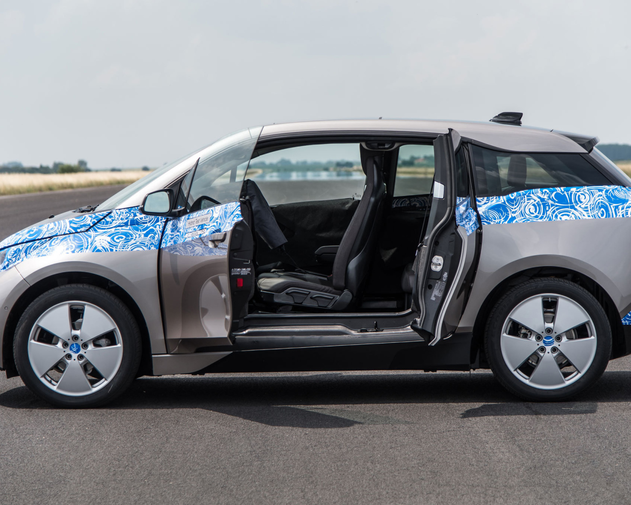 Прототип BMW i3 с открытыми дверями