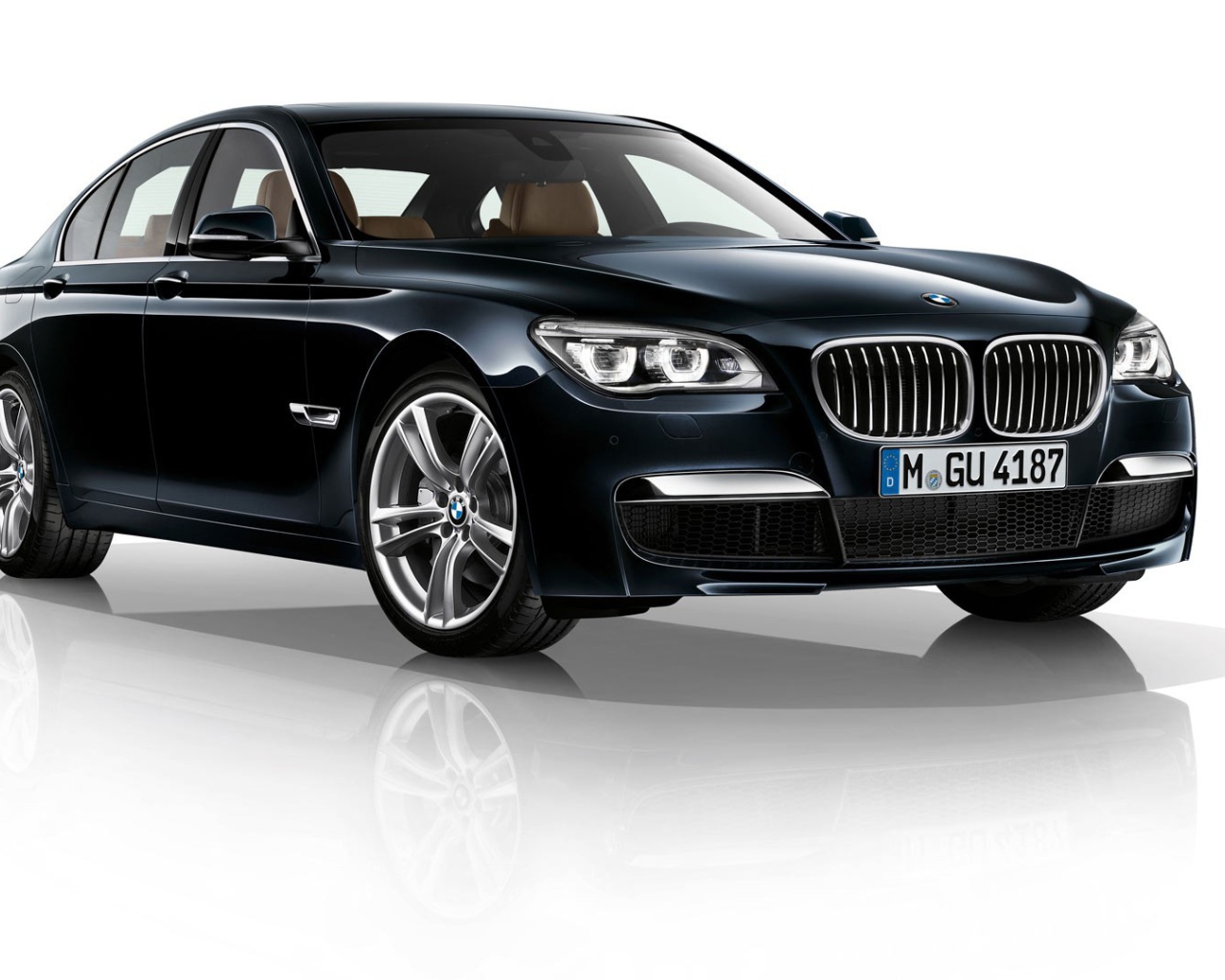 Черный BMW бизнес класса