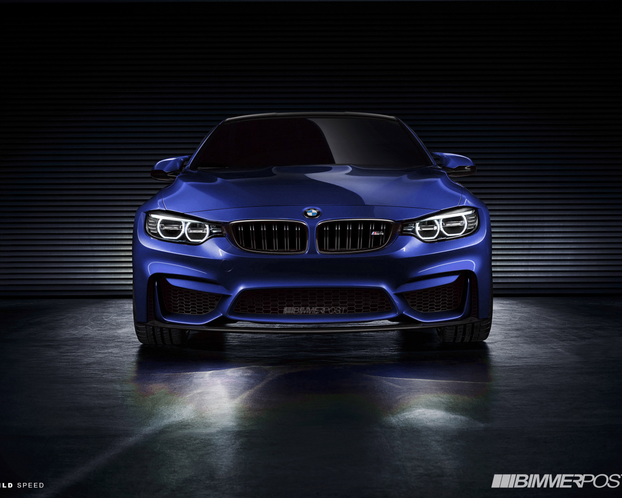 Синий BMW M4 в гараже