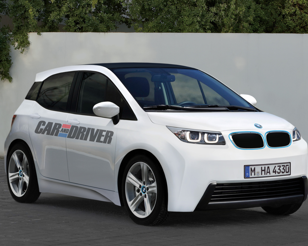 Белый BMW i3 на дороге