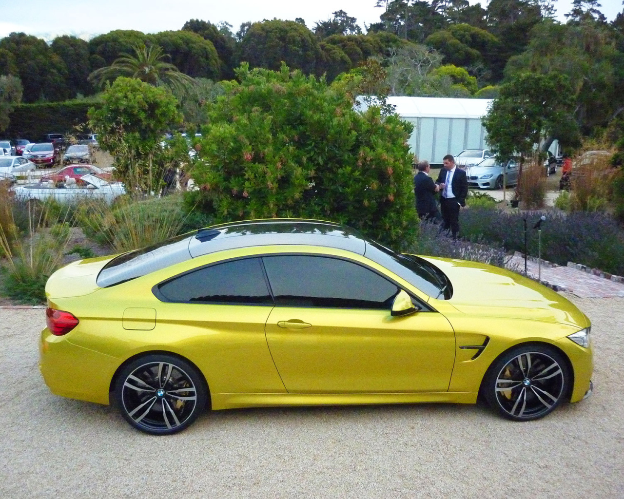 Желтый BMW M4 сверху