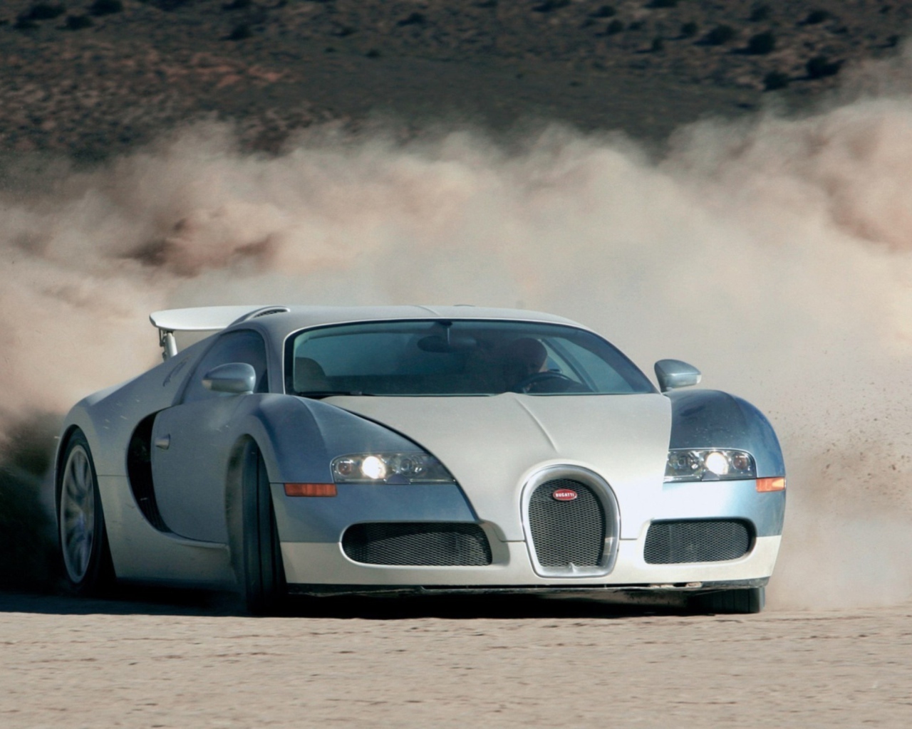 Бугатти на пыльной дороге