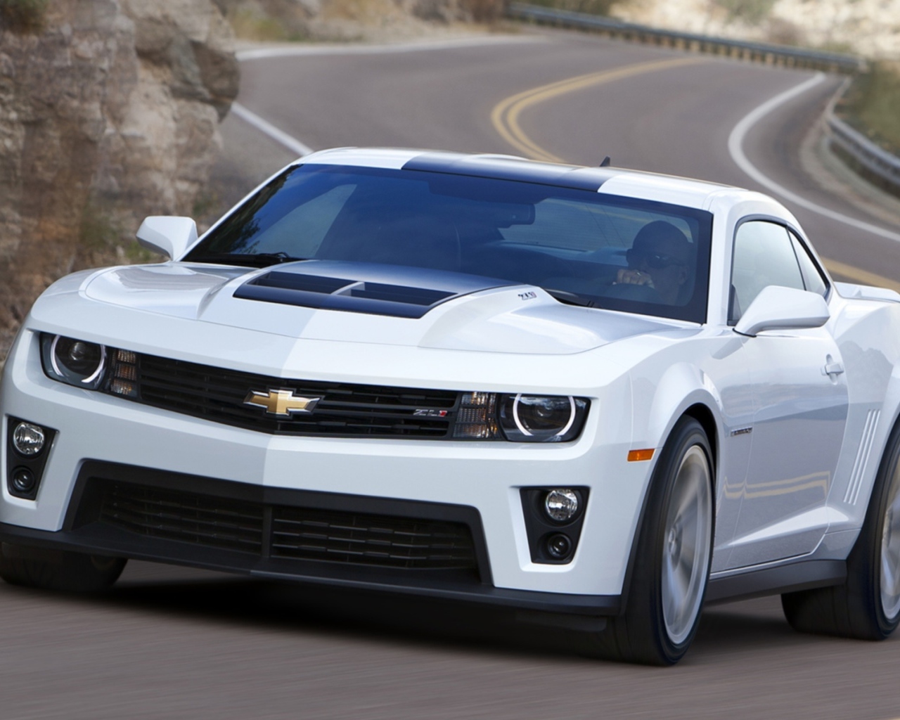 Шевроле камаро ZL1 белый