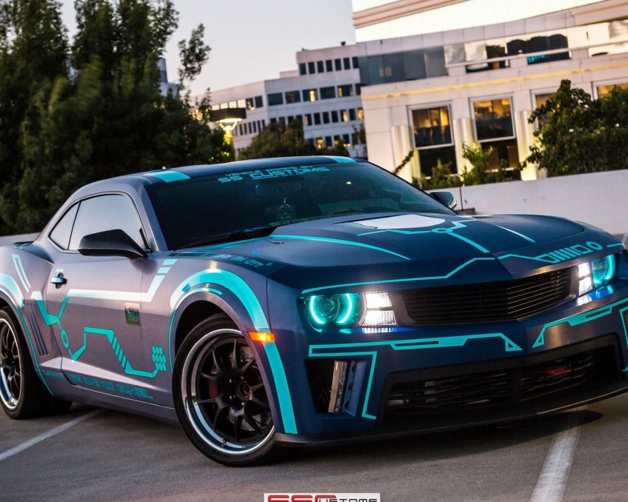 Шевроле с тюнингом на стоянке