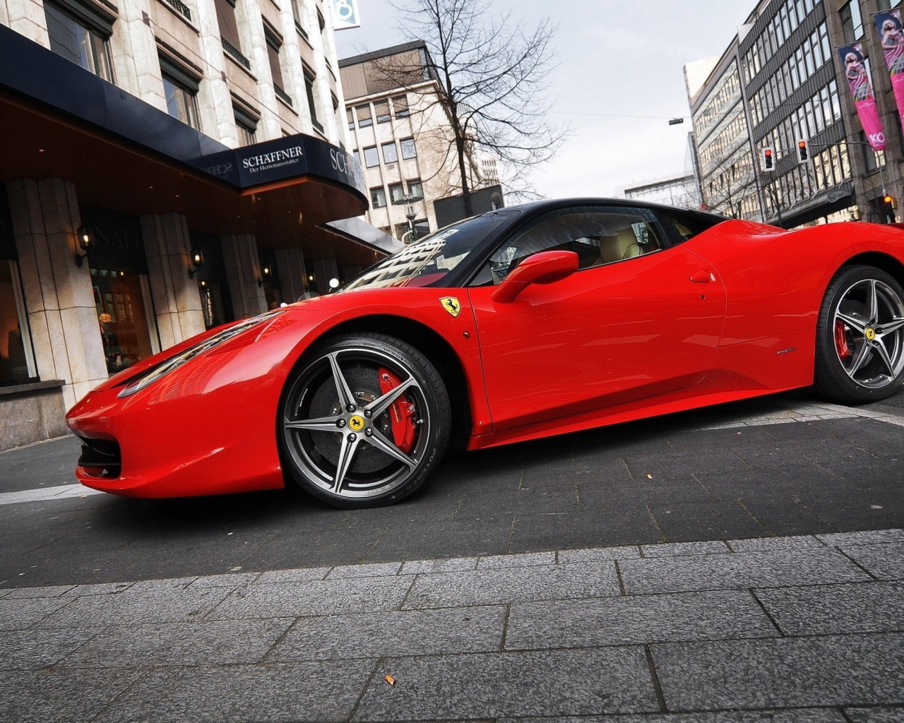 Феррари на улице